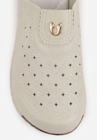 Born2be - Beżowe Klapki Ozdobione Tłoczeniem Perforacją i Metaliczną Aplikacją Arihari. Okazja: na spacer, na co dzień. Kolor: beżowy. Wzór: aplikacja. Styl: casual, elegancki #6