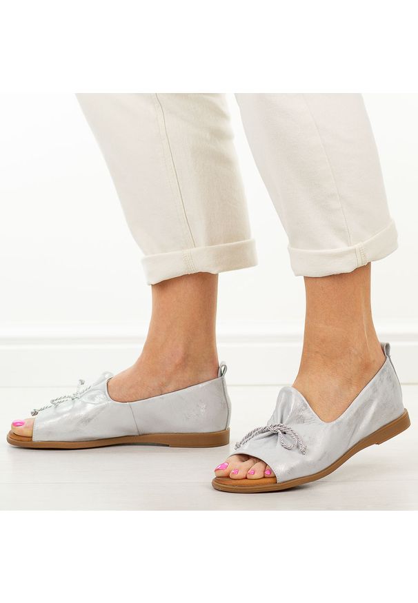 Srebrne skórzane płaskie sandały damskie Cambell 19388. Okazja: na co dzień. Kolor: srebrny. Materiał: skóra. Sezon: wiosna, lato. Styl: casual, klasyczny, elegancki