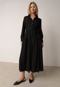 Born2be - Czarna Koszulowa Sukienka z Bawełną i Wiskozą Ozdobiona Paskiem Viviedah. Okazja: na co dzień. Kolor: czarny. Materiał: wiskoza, bawełna. Wzór: aplikacja. Typ sukienki: koszulowe. Styl: casual #1