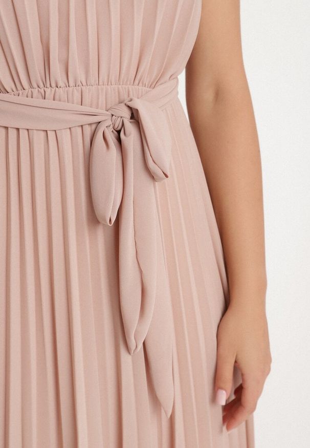 Born2be - Ciemnoróżowa Plisowana Sukienka Maxi z Gumką w Pasie i Rozkloszowanym Dołem Tehe. Kolor: różowy. Materiał: tkanina, materiał. Długość: maxi