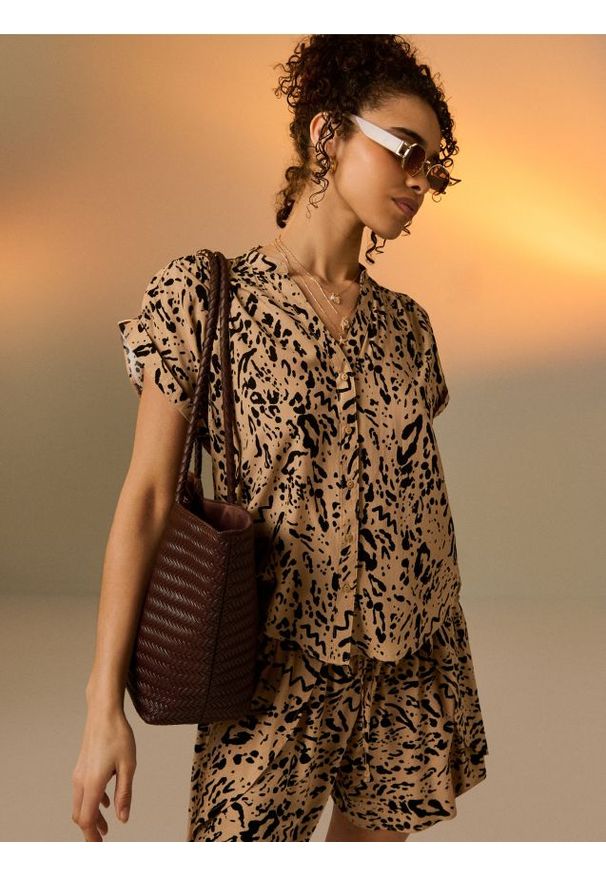 Sinsay - Wiskozowa koszula z krótkim rękawem w panterkę - beżowy. Kolor: beżowy. Materiał: wiskoza. Długość rękawa: krótki rękaw. Długość: krótkie. Wzór: motyw zwierzęcy