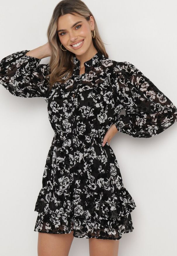 Born2be - Czarna Rozkloszowana Sukienka Mini w Kwiaty z Falbanką Matera. Typ kołnierza: kołnierz z falbankami. Kolor: czarny. Wzór: kwiaty. Długość: mini