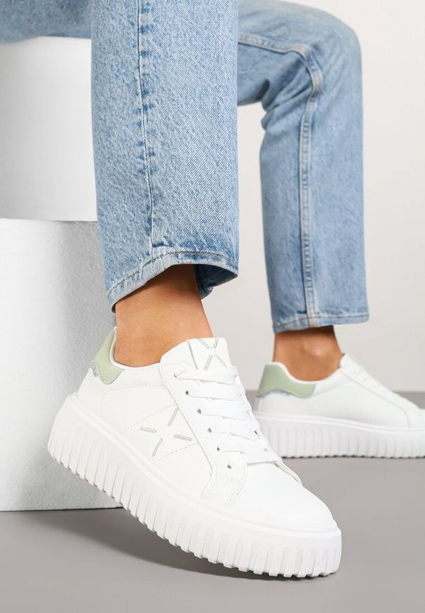 Born2be - Biało-Zielone Sneakersy na Grubej Tłoczonej Podeszwie z Brokatem Nusandra. Okazja: na co dzień. Kolor: biały. Materiał: jeans. Wzór: aplikacja