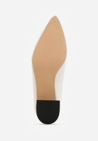 Born2be - Białe Czółenka VICES na Obcasie z Geometrycznym Zdobieniem Balsara. Okazja: na co dzień, do pracy, na spotkanie biznesowe. Kolor: biały. Materiał: prążkowany, jeans. Wzór: geometria, aplikacja. Obcas: na obcasie. Styl: klasyczny, casual, biznesowy, elegancki. Wysokość obcasa: średni #8