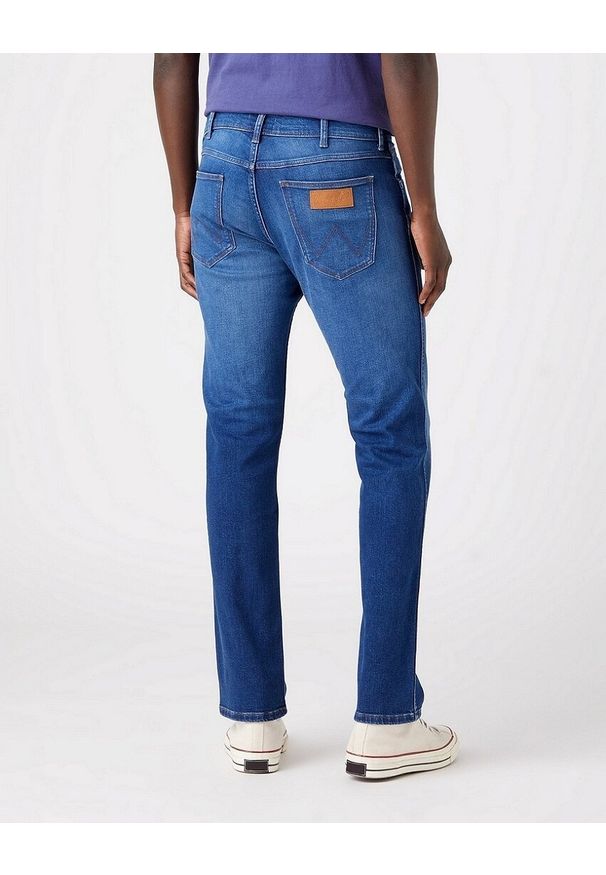 Wrangler - WRANGLER GREENSBORO MĘSKIE SPODNIE JEANSOWE JEANS DŻINSY HEARTBREAKER W15QYI23A 112320205. Okazja: na co dzień. Stan: obniżony. Styl: klasyczny, casual