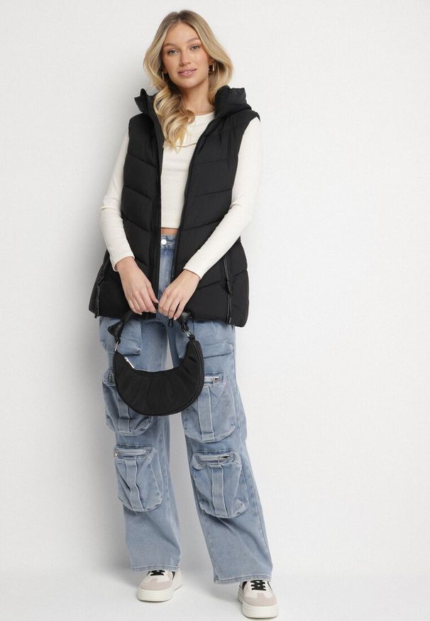 Born2be - Czarna Kamizelka z Pikowanymi Przeszyciami i Kapturem Edirea. Okazja: na co dzień. Typ kołnierza: golf. Kolor: czarny. Materiał: bawełna, jeans. Styl: wizytowy, klasyczny, casual