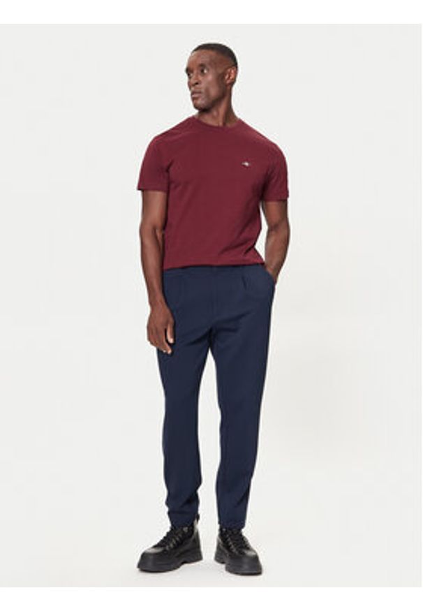 GANT - Gant T-Shirt Shield 2003184 Bordowy Regular Fit. Kolor: czerwony. Materiał: bawełna