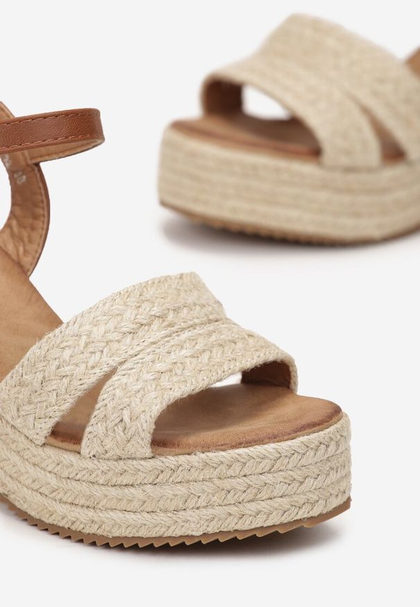 Renee - Beżowe Sandały z Modną Plecionką na Obcasie i Paskach Monise. Zapięcie: pasek. Kolor: beżowy. Obcas: na obcasie. Styl: boho. Wysokość obcasa: średni