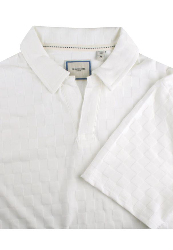 Męska Koszulka Polo z Dekoltem Bez Guzików - Brave Soul - Kość Słoniowa. Okazja: na co dzień. Typ kołnierza: polo. Kolor: biały. Materiał: elastan, poliester. Styl: casual