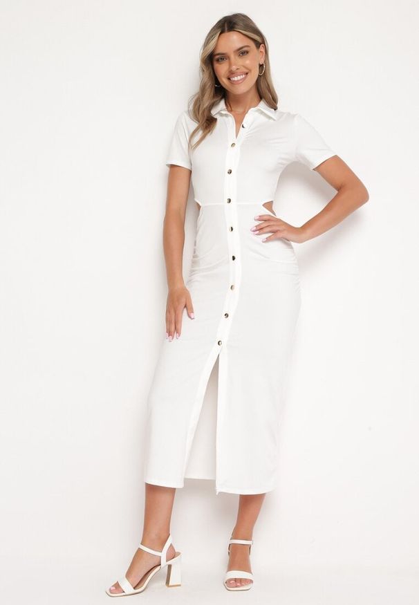 Born2be - Biała Sukienka Koszulowa z Wycięciami w Talii i i Marszczeniami Zapinana na Guziki Quvlea. Okazja: na co dzień. Kolor: biały. Materiał: jeans, wiskoza. Typ sukienki: koszulowe. Styl: casual