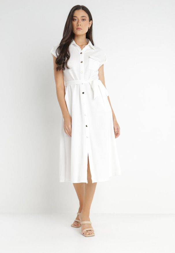 Born2be - Biała Sukienka Koszulowa Phinitrite. Okazja: na co dzień. Kolor: biały. Wzór: aplikacja. Typ sukienki: koszulowe. Materiał: materiał. Długość rękawa: krótki rękaw. Sezon: lato. Styl: casual. Długość: midi