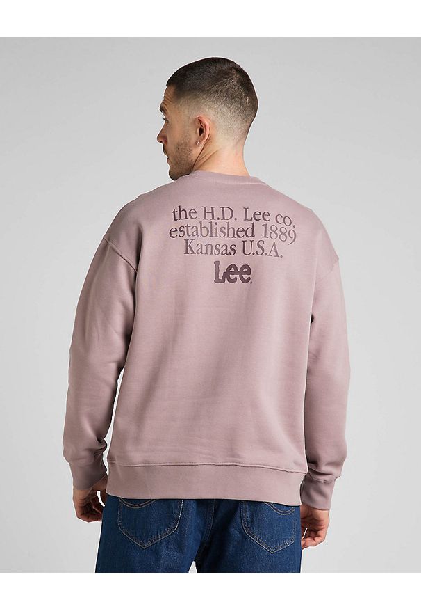 Lee - LEE LOGO LOOSE SWS MĘSKA BLUZA NADRUK PURPLE STORM L84ITJ70 112322646. Wzór: nadruk