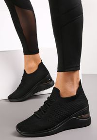 Renee - Czarne Wsuwane Sneakersy ze Sznurowaniem na Ozdobnej Podeszwie Naiya. Okazja: na co dzień. Zapięcie: bez zapięcia. Kolor: czarny. Szerokość cholewki: normalna. Obcas: na koturnie #2