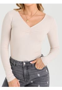 Sinsay - Wiskozowe body z dekoltem V - kremowy. Kolor: kremowy. Materiał: wiskoza #1