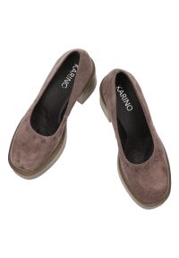 Brązowe Półbuty Karino Eleganckie Obuwie Damskie Na Obcasie. Okazja: na co dzień. Kolor: brązowy. Materiał: welur. Wzór: aplikacja. Obcas: na obcasie. Styl: elegancki. Wysokość obcasa: średni #5