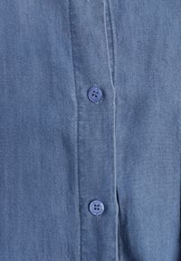 Born2be - Niebieska Koszula Jeansowa z Bawełną Ozdobiona Kieszonką Koreti. Okazja: na co dzień. Kolor: niebieski. Materiał: jeans, bawełna. Wzór: aplikacja. Styl: casual, klasyczny, elegancki #3