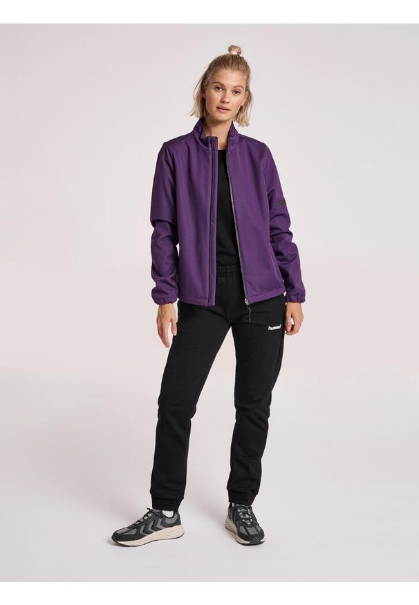 Kurtka damska Hummel North Softshell. Kolor: czarny, niebieski, wielokolorowy, fioletowy. Materiał: softshell. Sezon: zima, jesień. Sport: piłka ręczna