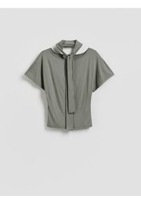 Reserved - Bluzka z szalem - oliwkowy. Kolor: oliwkowy. Materiał: dzianina, wiskoza