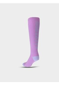 4f - Skarpetki do biegania (podkolanówki) damskie - fioletowe. Kolor: fioletowy. Materiał: materiał, syntetyk, włókno, elastan. Sport: fitness, kolarstwo