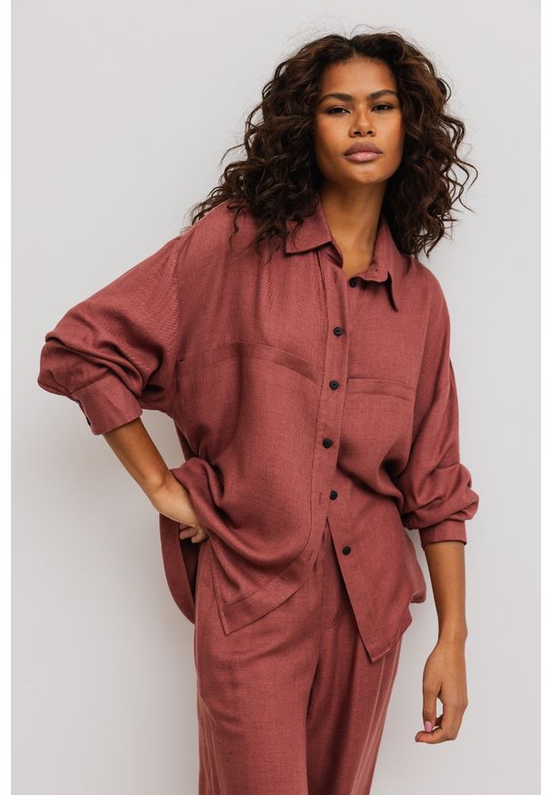 Marsala - Luźna koszula z kieszeniami w kolorze LIGHT BURGUNDY- BERYL-S/M. Okazja: do pracy. Materiał: wiskoza, tkanina, poliester, jeans. Długość rękawa: długi rękaw. Długość: długie. Wzór: gładki. Styl: klasyczny, elegancki