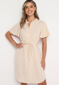 Born2be - Beżowa Sukienka Trapezowa z Koszulową Górą i Materiałowym Paskiem w Talii Vikiiona. Okazja: na spotkanie biznesowe. Typ kołnierza: dekolt w kształcie V. Kolor: beżowy. Materiał: materiał. Długość rękawa: krótki rękaw. Typ sukienki: koszulowe, trapezowe. Styl: biznesowy #4