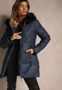 Renee - Granatowa Pikowana Kurtka o Taliowanym Kroju z Kapturem z Futrem Nalessia. Okazja: na co dzień. Typ kołnierza: kaptur. Kolor: niebieski. Materiał: futro. Styl: casual, klasyczny