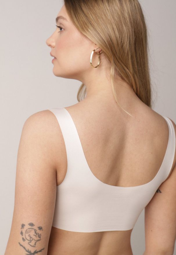 Born2be - Biały Biustonosz Sportowy z Siateczką i Usztywnionymi Miseczkami Zerirae. Kolor: biały. Materiał: dresówka. Rodzaj stanika: wyciągane miseczki