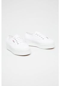 Superga - Tenisówki. Nosek buta: okrągły. Zapięcie: sznurówki. Kolor: biały. Materiał: guma. Obcas: na platformie #4