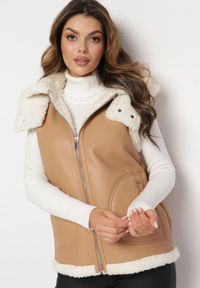 Born2be - Jasnobrązowa Kamizelka Bezrękawnik z Ekoskóry Ozdobiony Kożuszkiem Lilkana. Typ kołnierza: kaptur. Kolor: brązowy. Materiał: futro. Długość rękawa: bez rękawów. Wzór: aplikacja #4