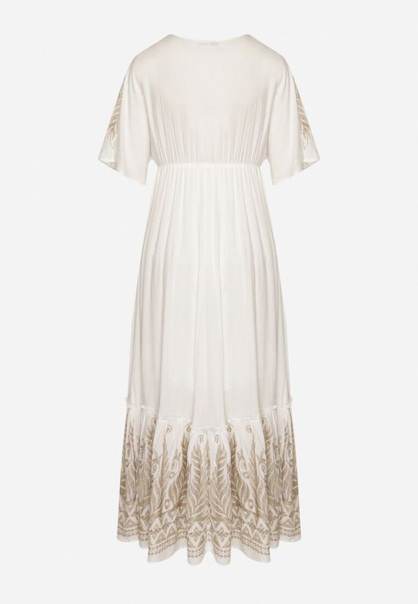 Born2be - Biała Wiskozowa Sukienka z Kopertowym Dekoltem i Haftem z Metaliczną Nicią Emhiris. Okazja: na co dzień. Kolor: biały. Materiał: wiskoza. Długość rękawa: krótki rękaw. Wzór: haft. Typ sukienki: kopertowe. Styl: klasyczny, casual