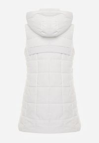 Renee - Biała Kamizelka Ozdobiona Pikowaniem i Odpinanym Kapturem Atoria. Okazja: na co dzień, na spacer. Kolor: biały. Materiał: jeans. Wzór: aplikacja. Styl: casual #6