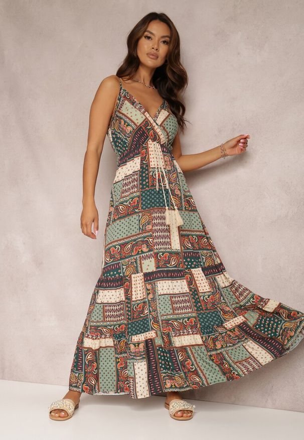Renee - Zielona Wiskozowa Sukienka o Kopertowym Kroju w Print Patchwork Grehan. Kolor: zielony. Materiał: wiskoza. Długość rękawa: na ramiączkach. Wzór: nadruk. Typ sukienki: kopertowe. Styl: wakacyjny, boho. Długość: maxi