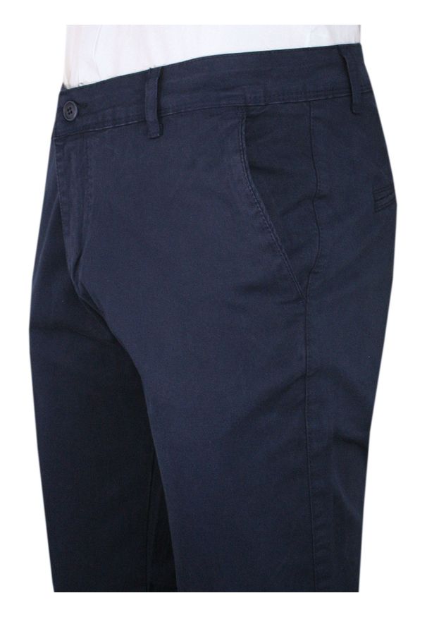 Gładkie Granatowe Casualowe Spodnie Męskie, Slim Fit -TO-ON- Zwężane, Chinosy. Okazja: na co dzień. Kolor: niebieski. Materiał: elastan, bawełna. Wzór: gładki. Styl: casual