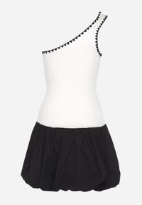 Born2be - Biała Asymetryczna Sukienka o Kroju Bombki z Kontrastującą Lamówką Amoiane. Okazja: na co dzień. Kolor: biały. Materiał: poliester. Typ sukienki: bombki, asymetryczne. Styl: elegancki, casual #2