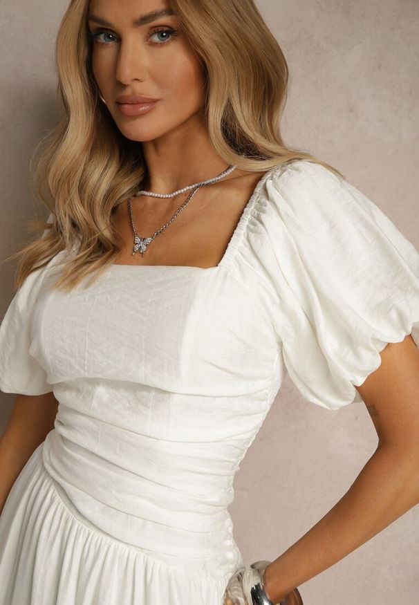 Renee - Biała Sukienka Wiskozowa Drapowana z Rozkloszowanym Dołem Naprine. Okazja: na co dzień. Kolor: biały. Materiał: wiskoza. Typ sukienki: rozkloszowane. Styl: elegancki, casual
