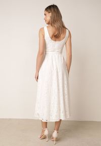 Born2be - Biała Koronkowa Sukienka Koktajlowa z Wiskozą Bawełną i Paskiem Sabose. Okazja: na imprezę. Kolor: biały. Materiał: bawełna, wiskoza, koronka. Wzór: koronka. Typ sukienki: rozkloszowane. Styl: wizytowy #4