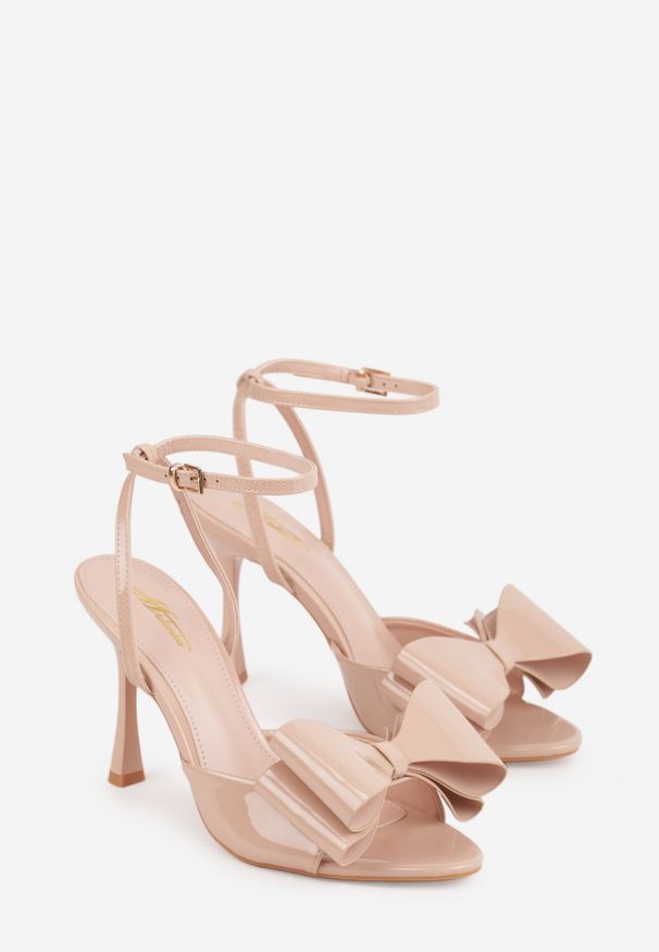 Born2be - Beżowe Sandały Lakierowane Ozdobione Kokardkami Varona. Zapięcie: sprzączka. Kolor: beżowy. Materiał: lakier. Wzór: aplikacja. Sezon: lato. Obcas: na obcasie. Wysokość obcasa: średni