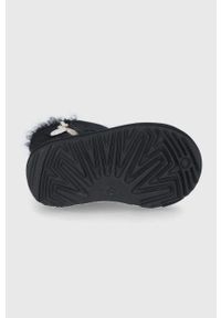 Ugg - UGG Śniegowce zamszowe dziecięce Bailey Zip Short kolor czarny. Nosek buta: okrągły. Kolor: czarny. Materiał: zamsz. Szerokość cholewki: normalna