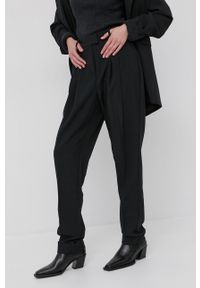 Birgitte Herskind Spodnie Brenda damskie kolor czarny proste high waist. Okazja: na co dzień. Stan: podwyższony. Kolor: czarny. Materiał: włókno, tkanina. Styl: casual