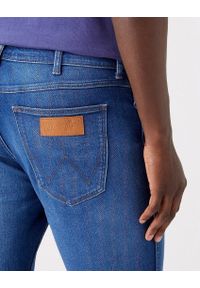 Wrangler - WRANGLER GREENSBORO MĘSKIE SPODNIE JEANSOWE JEANS DŻINSY HEARTBREAKER W15QYI23A 112320205. Okazja: na co dzień. Stan: obniżony. Styl: casual, klasyczny #4