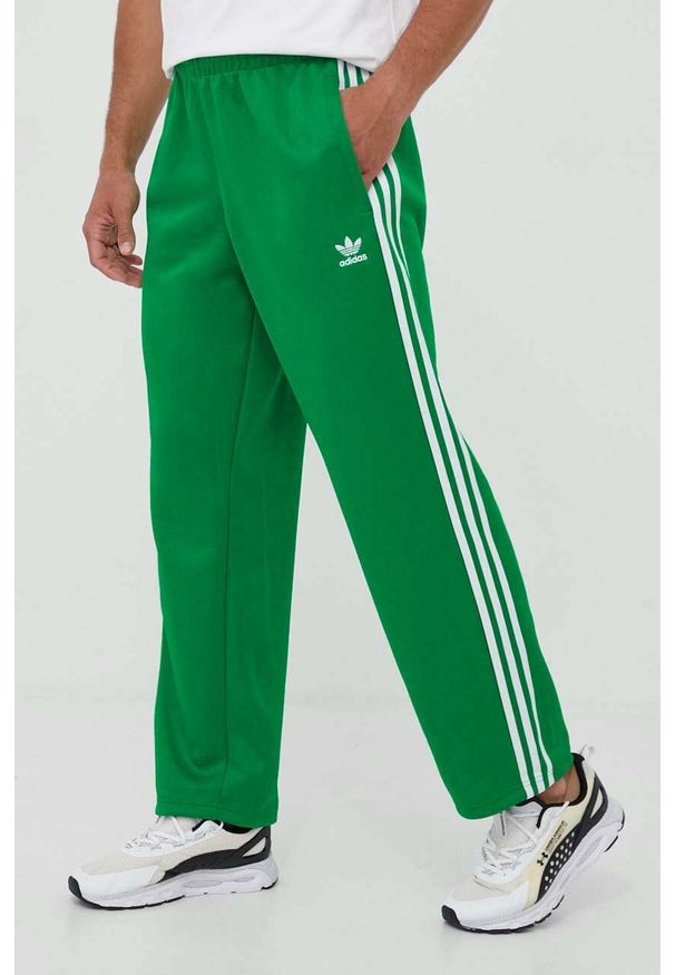 adidas Originals spodnie dresowe Adicolor kolor zielony z aplikacją. Kolor: zielony. Materiał: dresówka. Wzór: aplikacja
