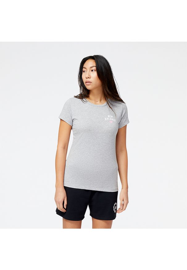Koszulka damska New Balance WT31804AG – szara. Kolor: szary. Materiał: materiał, bawełna, poliester. Długość rękawa: krótki rękaw. Długość: krótkie. Wzór: napisy