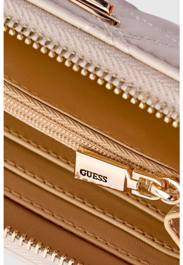 Guess - GUESS Beżowy portfel damski Giully. Kolor: beżowy. Materiał: skóra ekologiczna