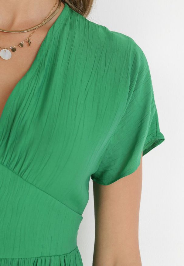 Born2be - Zielona Sukienka Szmizjerka Mini z Falbanką i Ozdobnymi Guzikami Nenka. Okazja: na co dzień. Kolor: zielony. Materiał: tkanina. Typ sukienki: szmizjerki. Styl: casual. Długość: mini