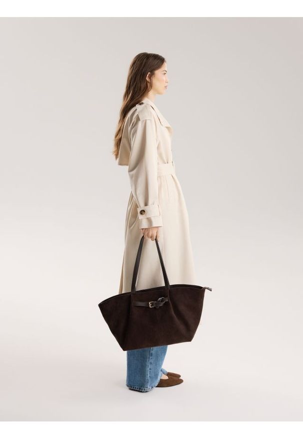 Reserved - Torebka shopper z imitacji zamszu - ciemnobrązowy. Kolor: brązowy. Materiał: zamszowe