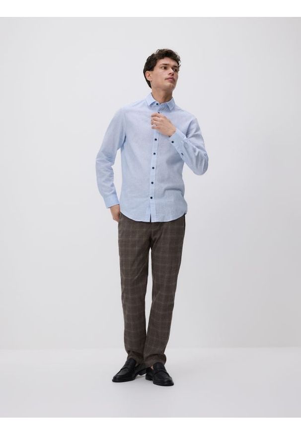 Reserved - Koszula regular fit z lnem - jasnoniebieski. Kolor: niebieski. Materiał: len