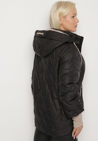 Born2be - Czarna Pikowana Kurtka z Kapturem i Przedłużonym Tyłem Tulunia. Okazja: na spacer. Typ kołnierza: kaptur. Kolekcja: plus size. Kolor: czarny. Materiał: jeans. Wzór: aplikacja. Styl: elegancki #2