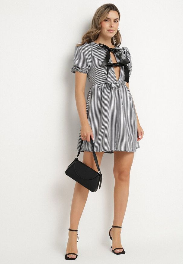 Born2be - Czarna Rozkloszowana Sukienka w Kratkę Vichy w Stylu Retro z Wiązaniem Telionea. Okazja: na co dzień. Kolor: czarny. Wzór: kratka. Typ sukienki: rozkloszowane. Styl: retro