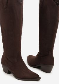 Born2be - Ciemnobrązowe Klasyczne Kozaki Typu Kowbojki z Imitacji Zamszu Latonassa. Okazja: na co dzień. Nosek buta: szpiczasty. Kolor: brązowy. Materiał: zamsz. Szerokość cholewki: normalna. Styl: klasyczny #6