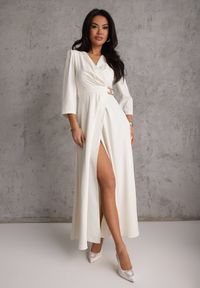 Renee - Jasnobeżowa Elegancka Sukienka o Kopertowym Kroju Zdobiona Aplikacją w Talii Zilendra. Kolor: beżowy. Wzór: aplikacja. Typ sukienki: kopertowe. Styl: elegancki #1